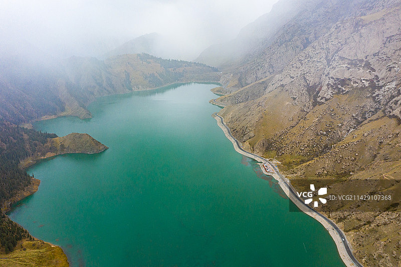 航拍中国新疆的独库公路大小龙池图片素材
