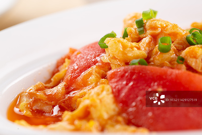 盘子里西红柿炒蛋的特写镜头图片素材