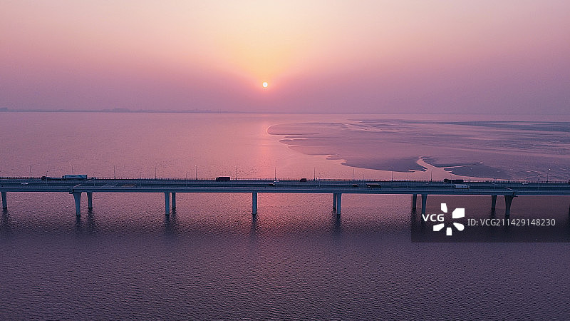 侧面平拍日落嘉绍跨海大桥图片素材