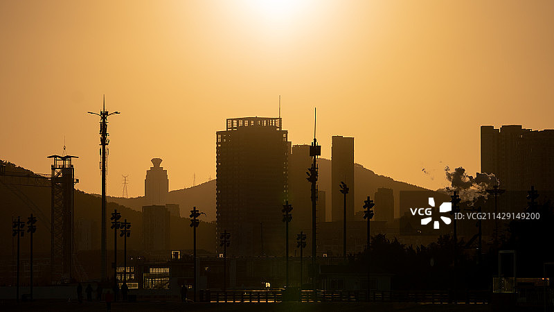 夕阳西下的天空衬托出建筑物的轮廓图片素材