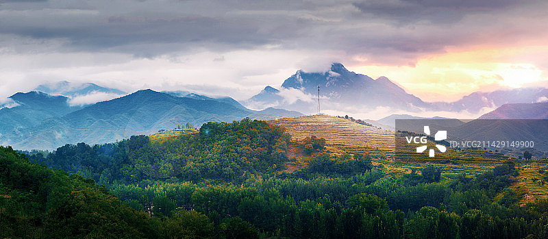 河南内乡马山口镇云雾缭绕的伏牛山早晨图片素材
