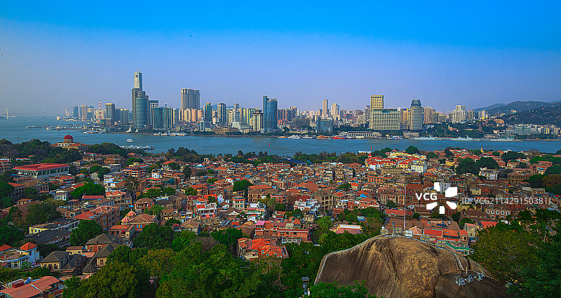 日光岩俯看鼓浪屿和厦门城市图片素材