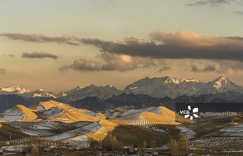 春雪日落祁连山图片素材