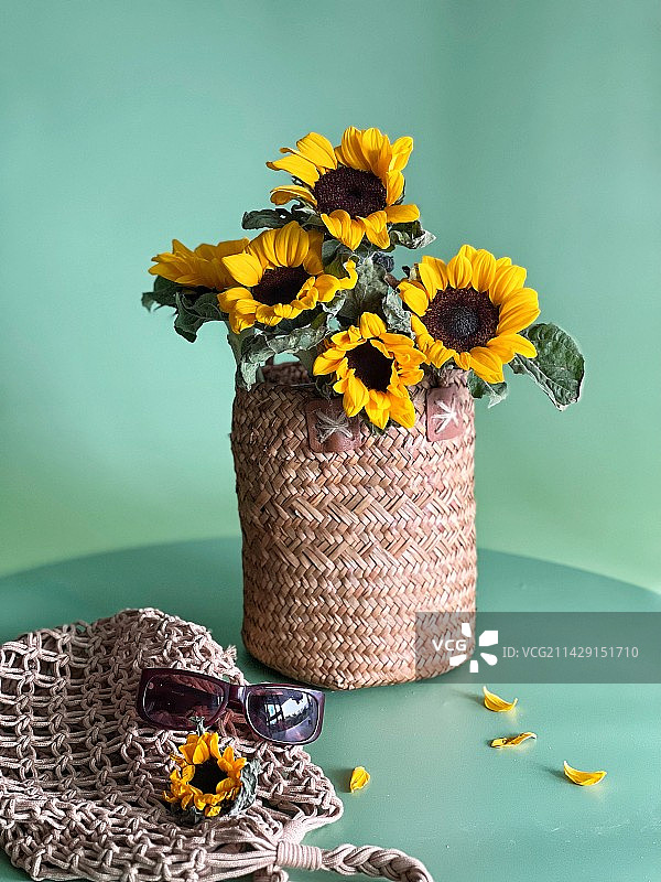 放在竹篮里的向日葵图片素材