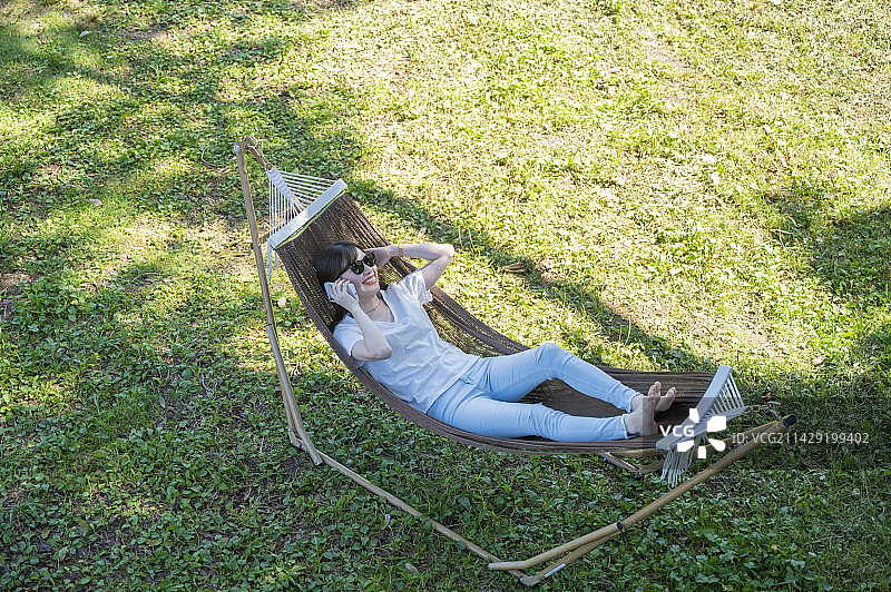 躺在高地露营地吊床上的女人图片素材