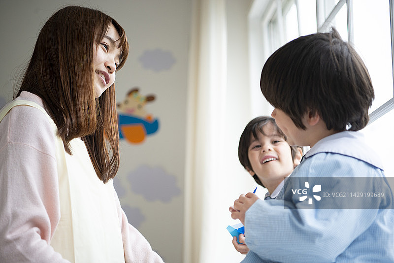 面带微笑的幼儿园老师和学龄前儿童图片素材