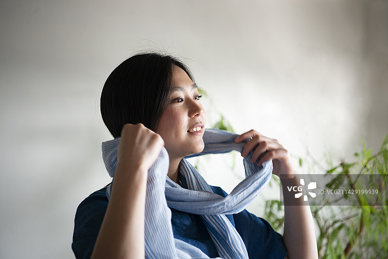 戴着披肩的女人图片素材