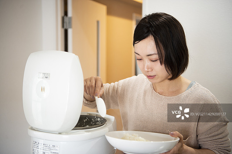 女士盛饭图片素材