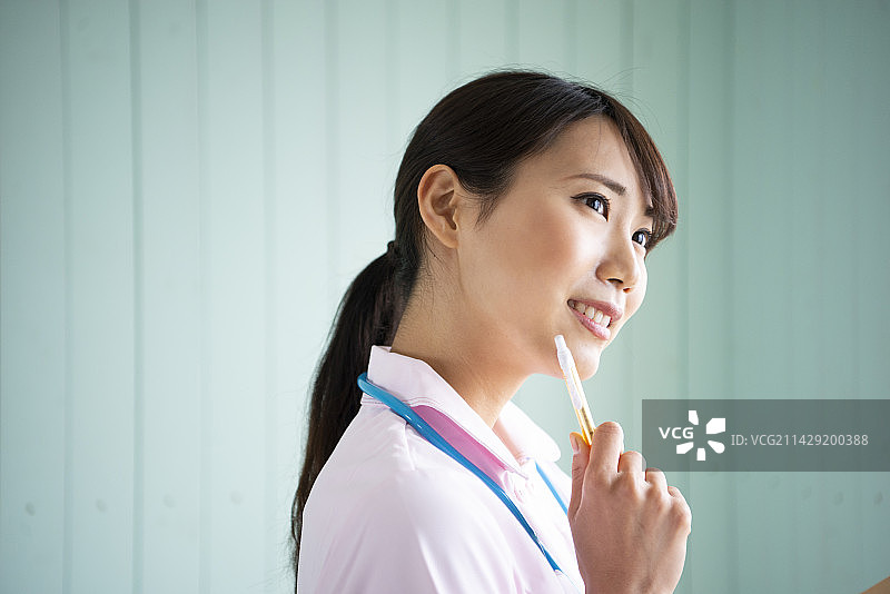 穿制服的女人在思考图片素材