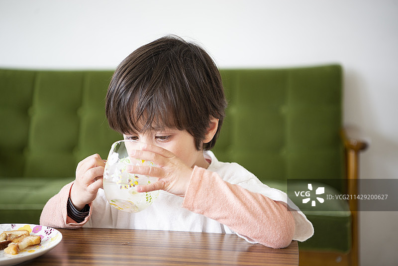 男孩在喝水图片素材