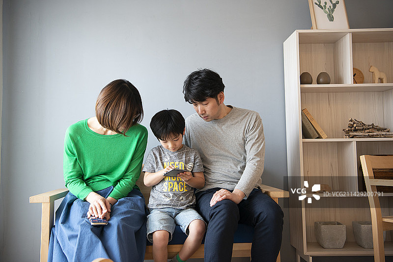 亲子看智能手机图片素材