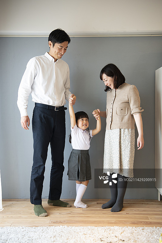 三对牵手的父母和孩子图片素材