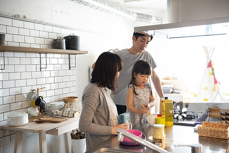 女孩和父母在厨房帮忙图片素材