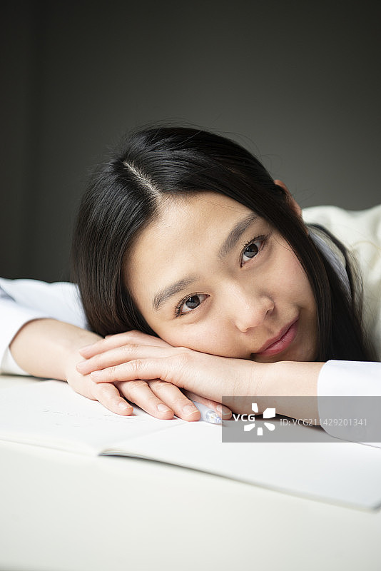 趴在桌子上的女高中生图片素材
