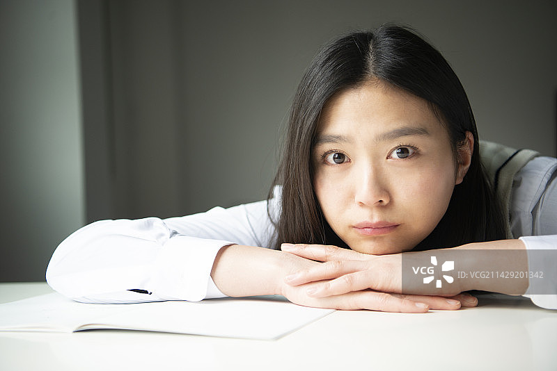 趴在桌子上的女高中生图片素材