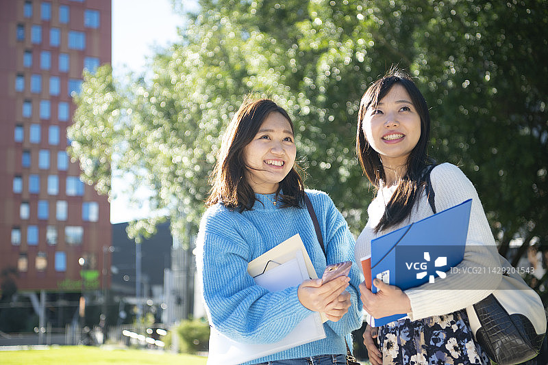 面带微笑、眺望远方的大学生图片素材