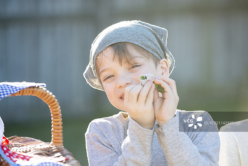 戴三角形帽子的快乐男孩图片素材