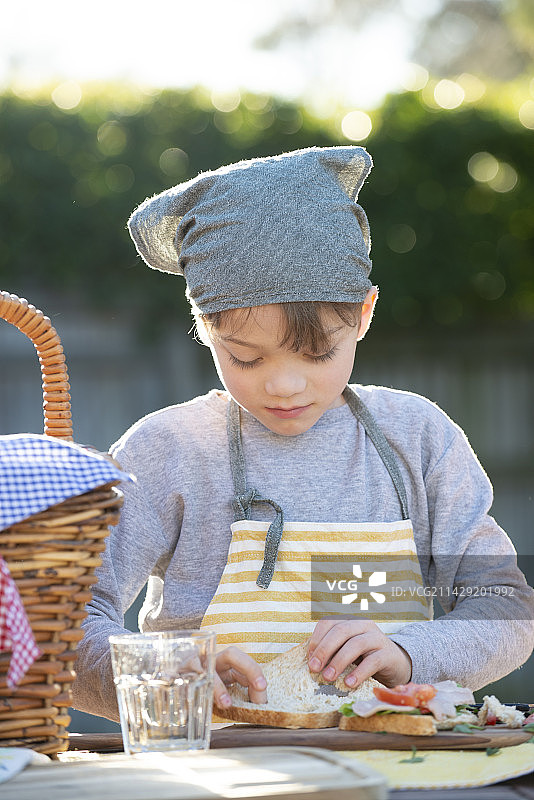 戴着三角帽做三明治的男孩图片素材