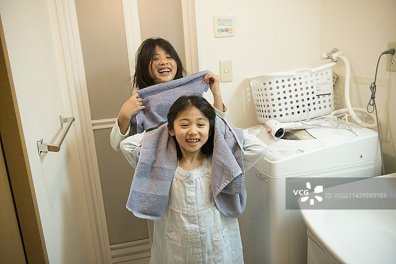 姐妹们用毛巾擦头发图片素材