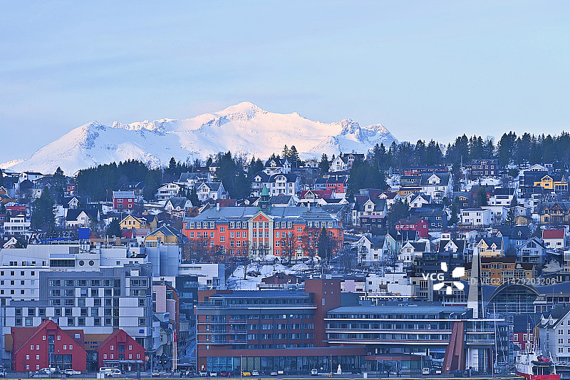 藏在雪山下的小镇图片素材