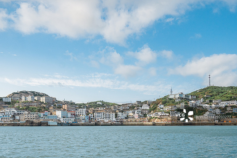 海边蓝天白云下的小岛图片素材