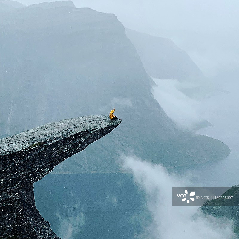 雨中的恶魔之舌-Trolltunga图片素材