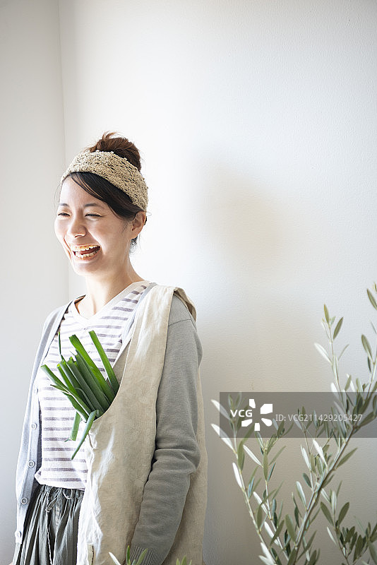 手提环保袋微笑的女人图片素材