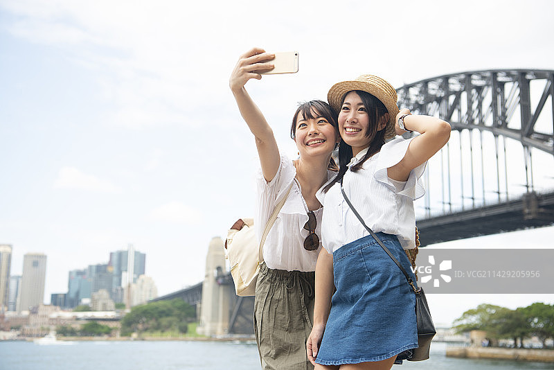 两名女子在桥前自拍图片素材