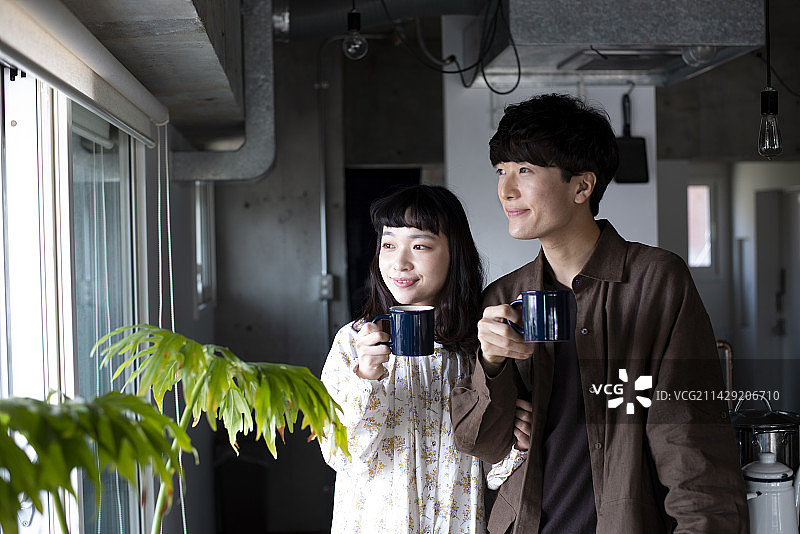情侣在家喝咖啡图片素材
