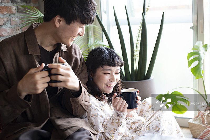 情侣在家喝咖啡图片素材