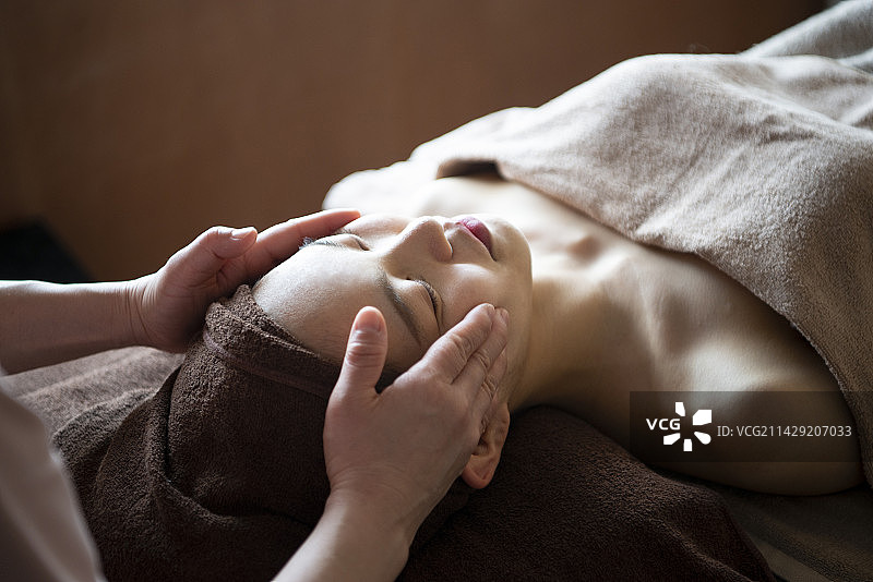 女人接受美容治疗图片素材