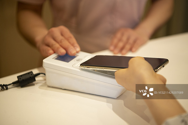 女人用手机支付图片素材