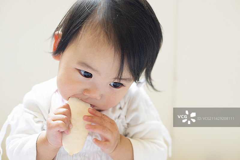 宝宝吃米饼图片素材