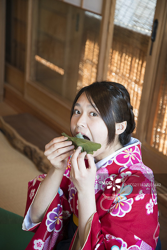 穿着和服吃柏饼的女人图片素材