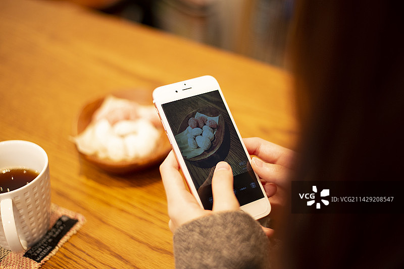 女人用手机拍照图片素材