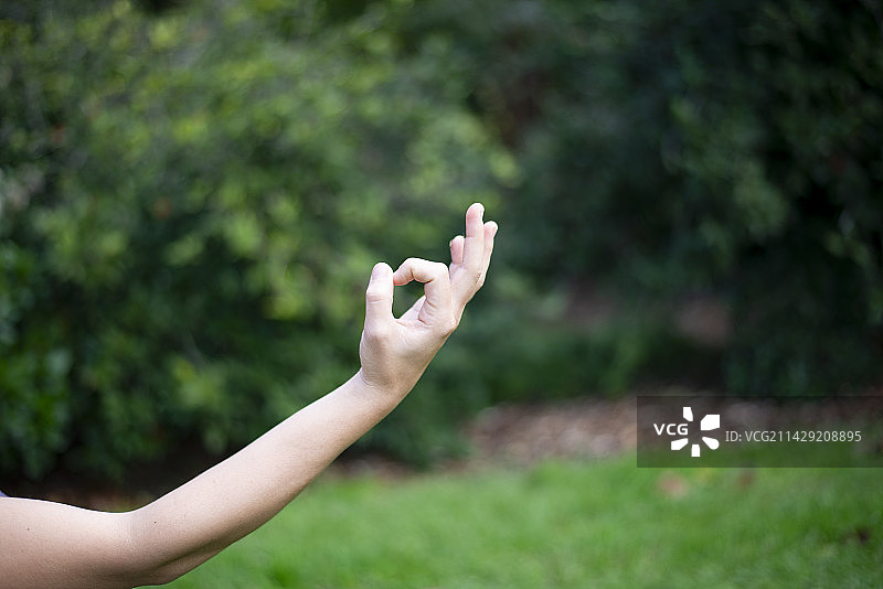 特写：做瑜伽手印的手图片素材