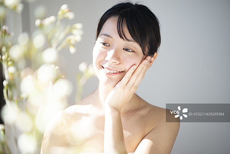 女子触摸脸部的美容图片图片素材