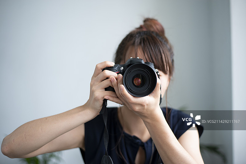 女人拿着相机图片素材