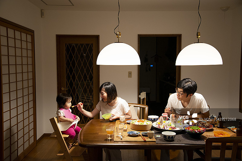 享用盛宴的家庭图片素材