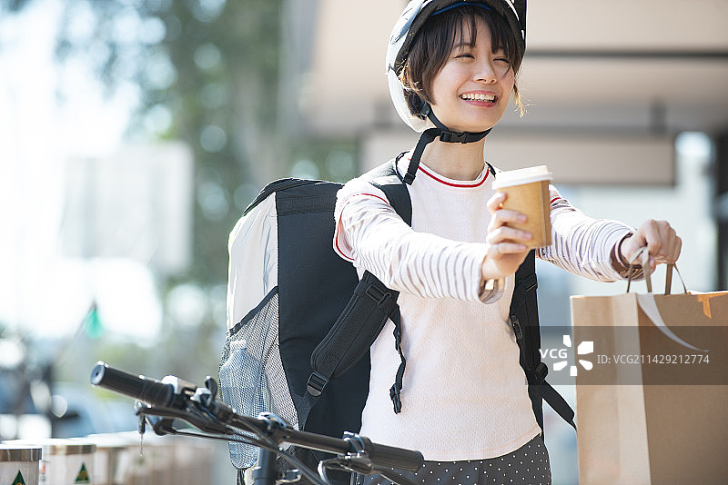 外卖员展示外卖食品图片素材