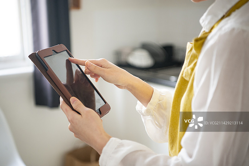 在平板电脑上搜索菜谱的女人图片素材