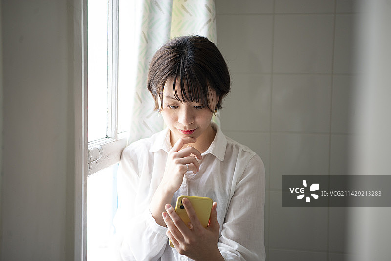 女人看着她的手机图片素材