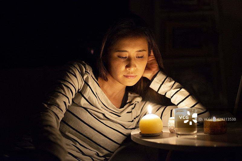 女人在蜡烛前放松图片素材