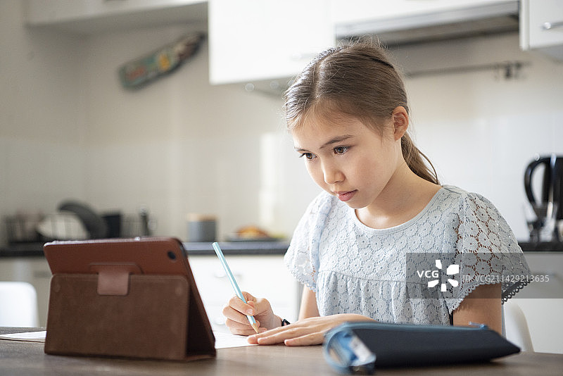 看平板电脑学习的女孩图片素材