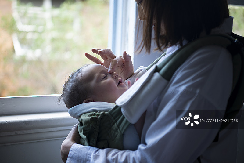 母亲给襁褓中的婴儿喂奶图片素材