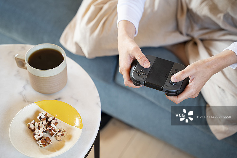 手持游戏控制器的女人图片素材