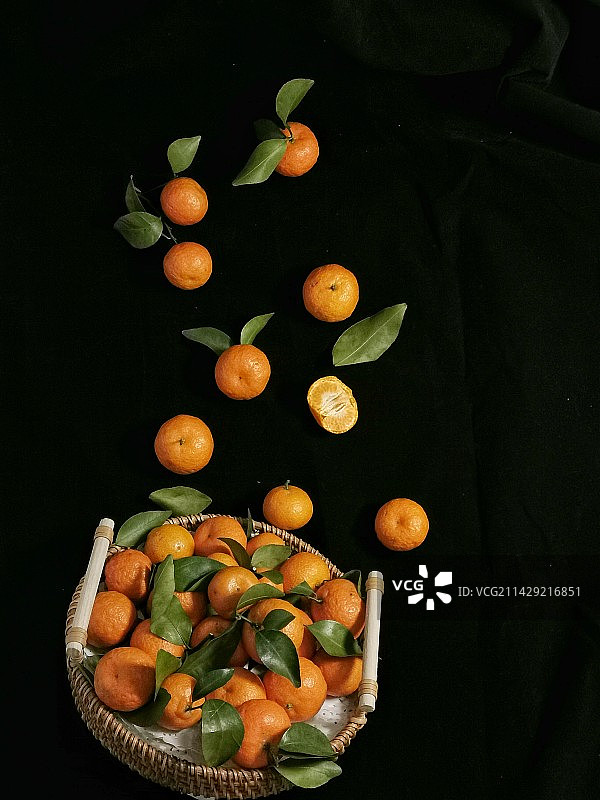 掉落的橘子图片素材