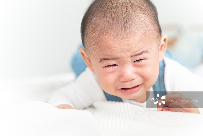 宝宝趴在肚子上哭图片素材