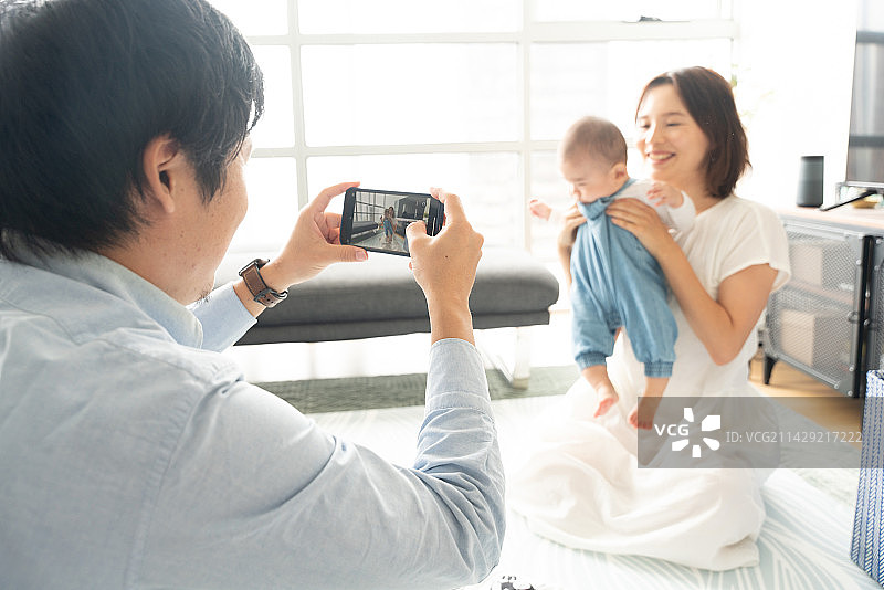 父亲拍摄宝宝和母亲在家玩耍图片素材