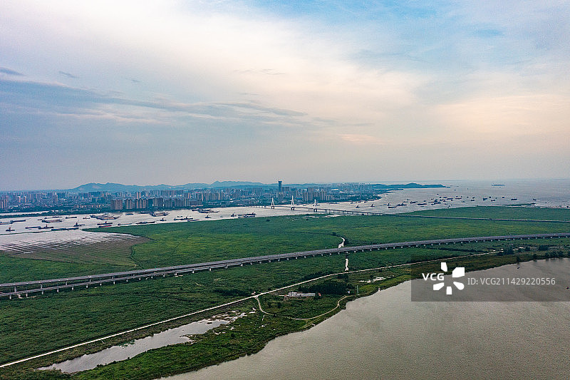 航拍湖南岳阳洞庭湖大桥与船队图片素材